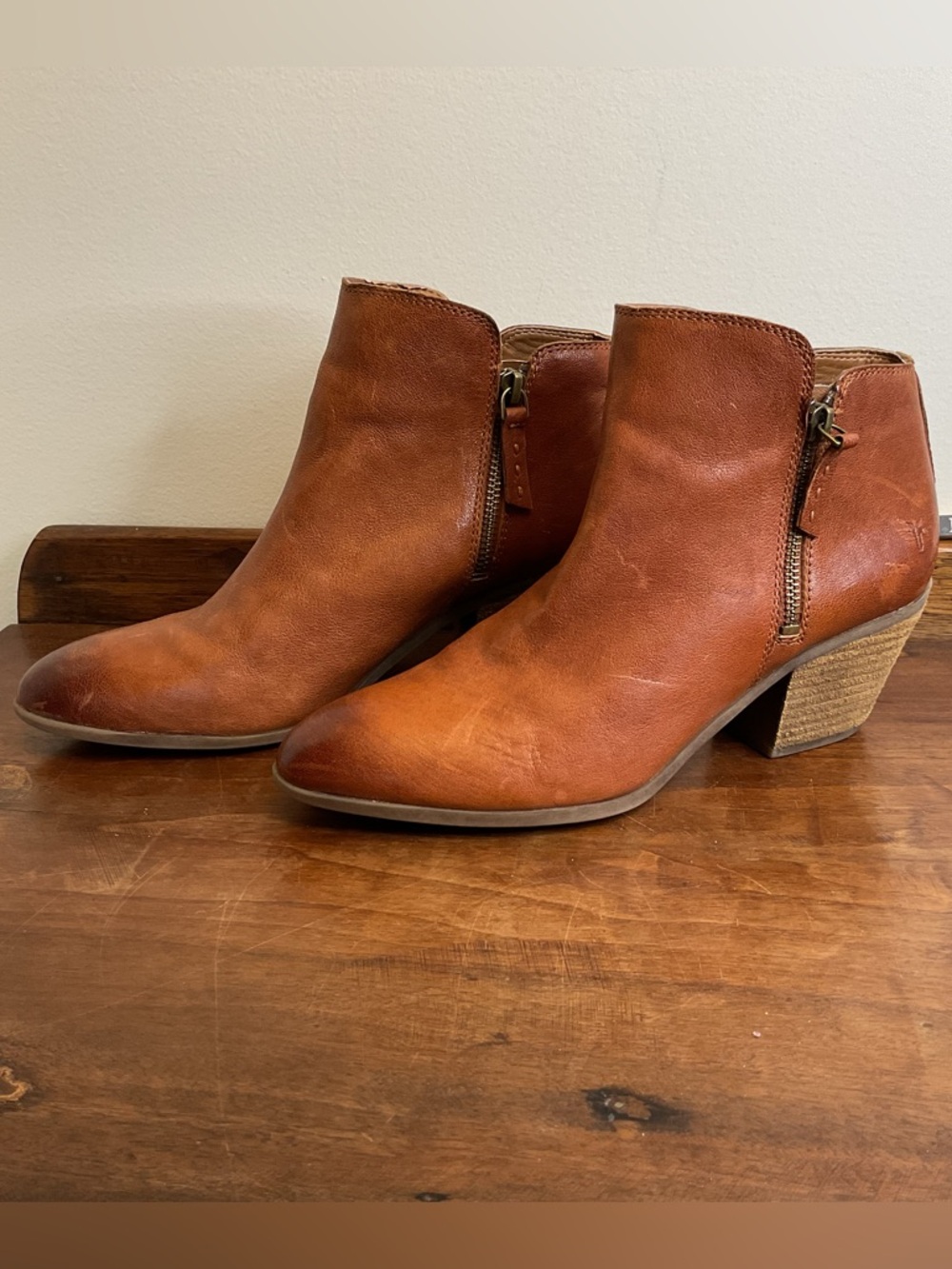 Frye 3470018-COG Carson Piping Ankle Boot Cognac Brown Leather Zip Women’s 8.5M